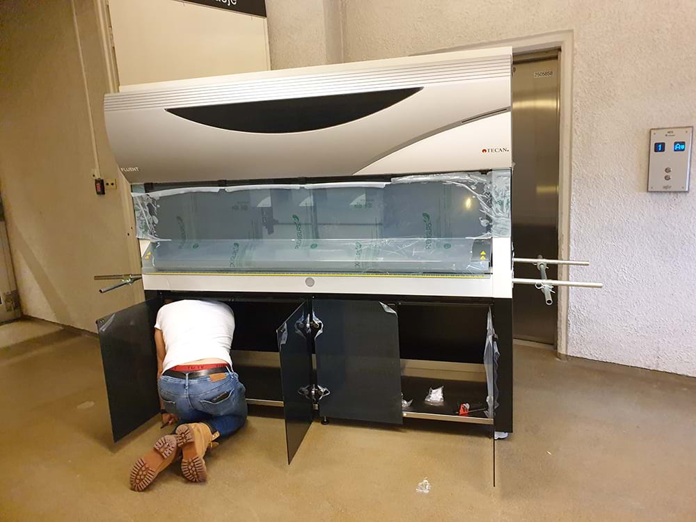 Vår serviceingeniør, Geir Kildahl, monterer den tredje Fluent 1080 til bruk for COVID-19 testing på Ullevål.