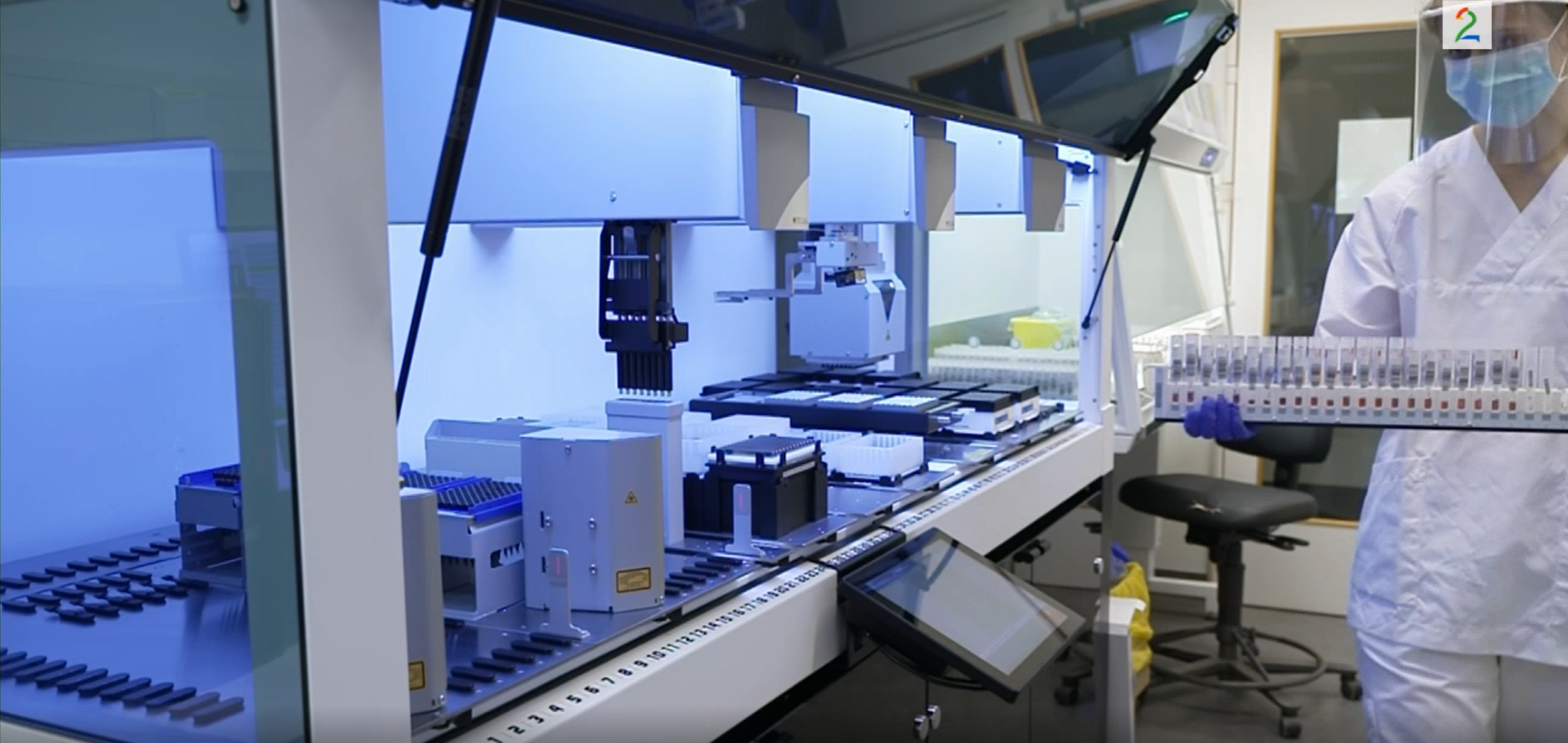 Innsetting av prøver i Tecan Fluent PCR-maskin (Ref: Bilde lånt fra TV2)