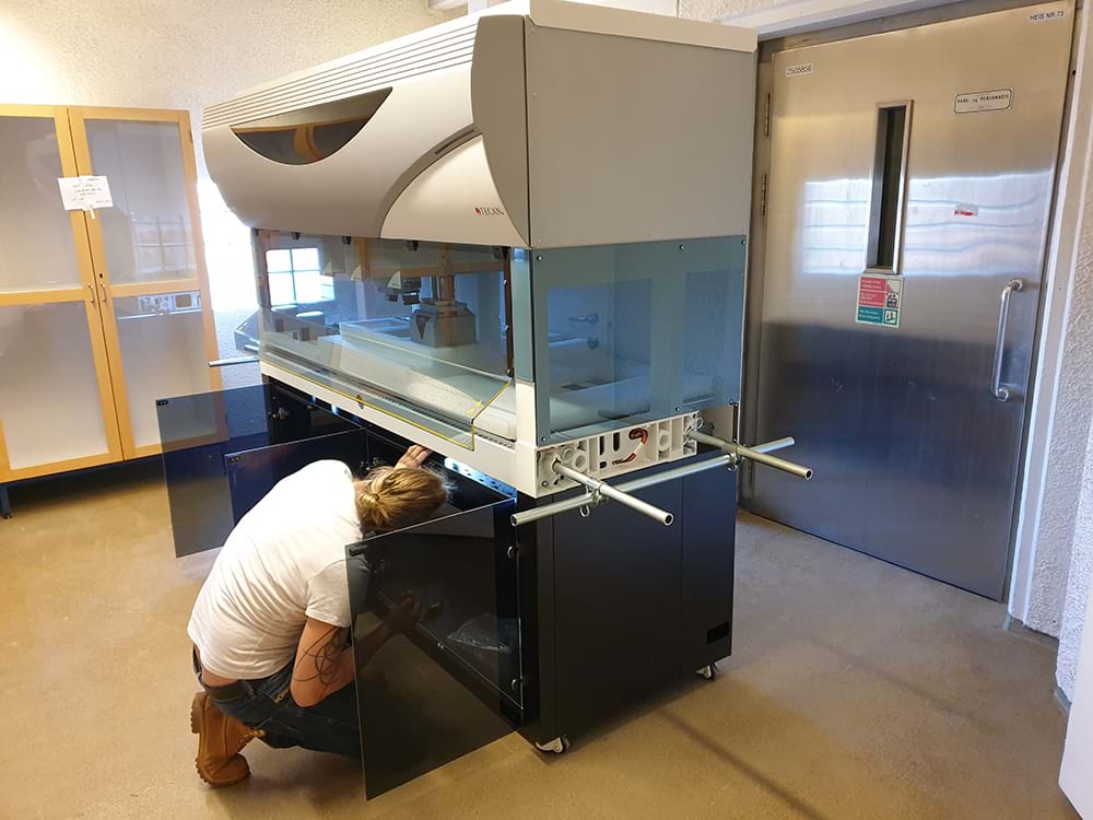 Roboten Geir skrus fast i skapet den står på og vil etter kort tid være klar til bruk.