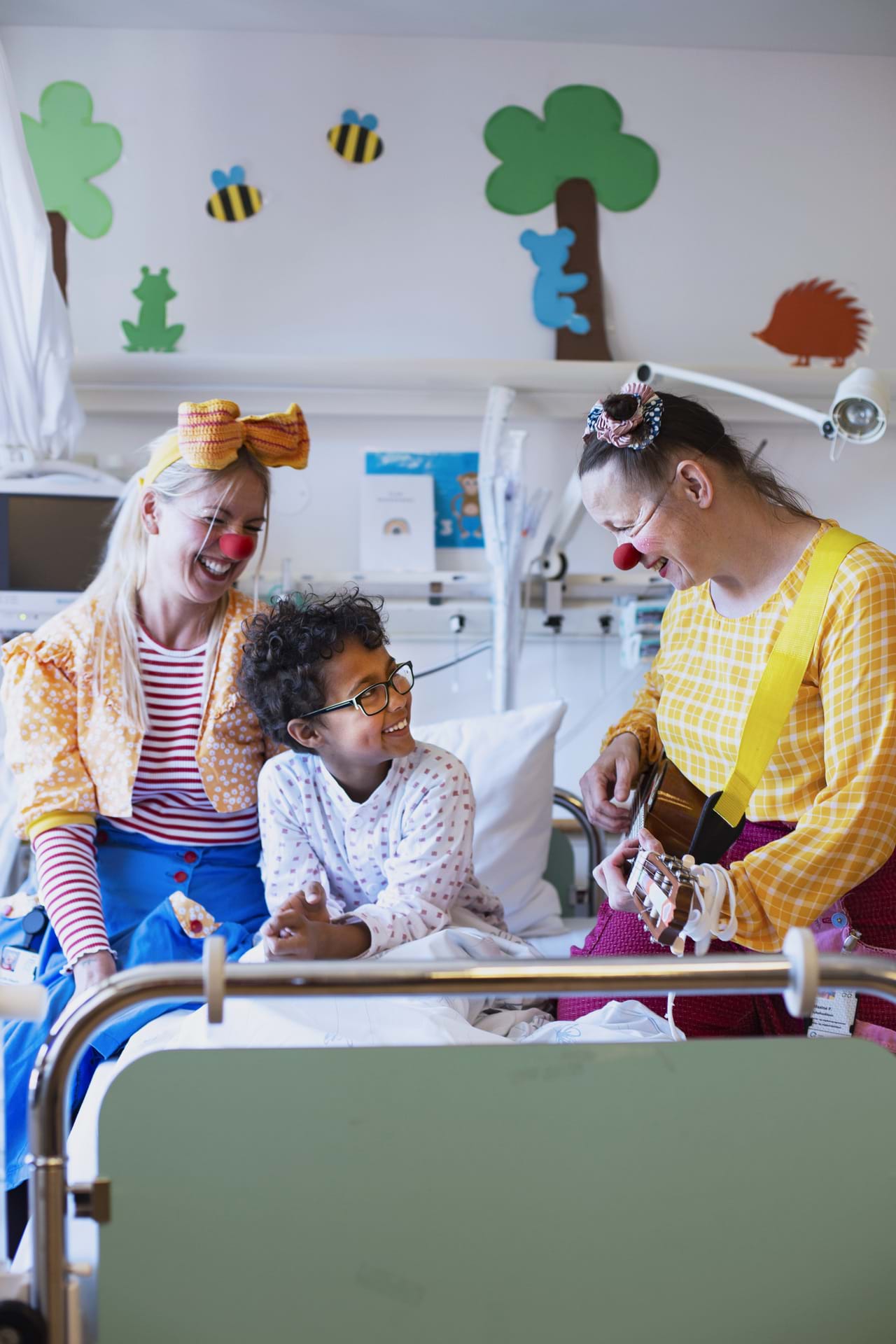 Donerer penger til en veldedig organisasjon 