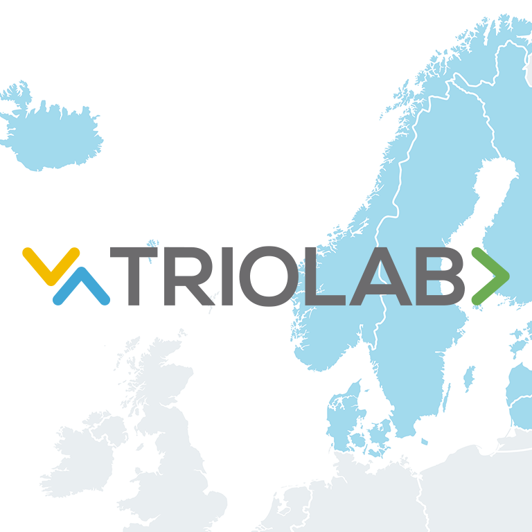 Triolab sin logo plassert på en bakgrunn av skandinavisk kart