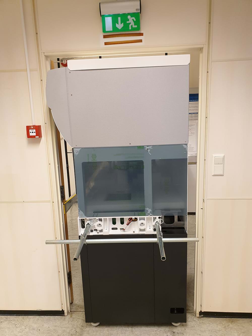 "Trangt, men vi trenger heldigvis ikke å rive vegger for å få instrumentet inn døra.", sier Geir.