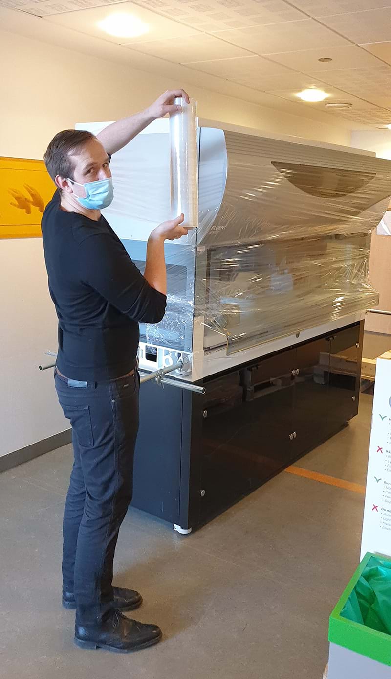 Produktsjef Kristian Wittek pakker pipetteringsroboten i plast og demonteres.