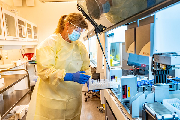 Bilde fra VG.no: Laster pipetteringsroboten Tecan Fluent med koronatester.